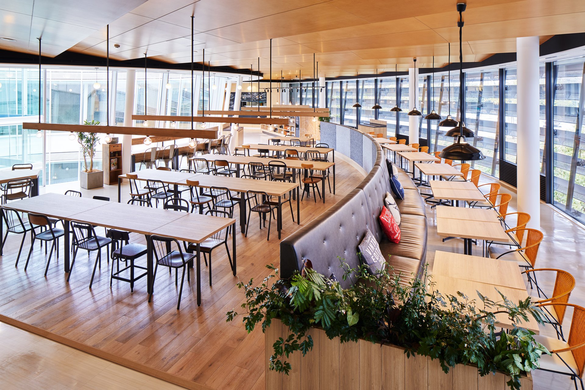 NISSIN FOODS GROUP <br>the WAVE Cafeteria｜空間事例 KOKUYO DESIGN